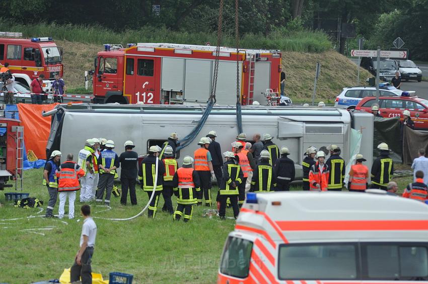 Schwerer Unfall mit Reisebus Lohmar Donrather Dreieck P507.JPG